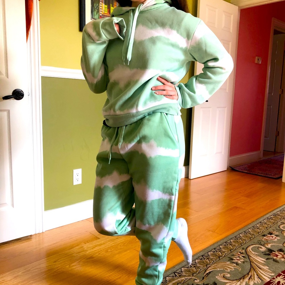 Almost unused/ like new jogging set hoodie + pants size Small